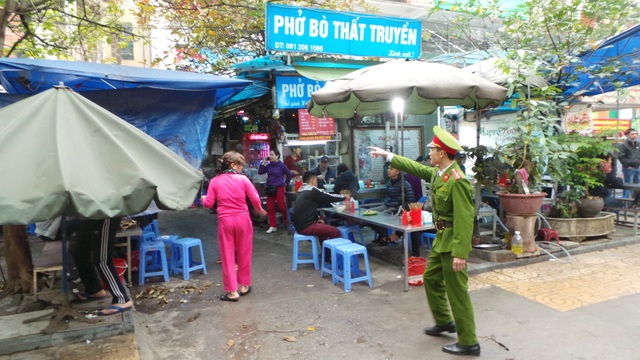 Hà Nội ra quân, người lấn chiếm vỉa hè nháo nhào chạy hàng - 5
Công an phường Lê Đại Hành (Hai Bà Trưng) phối hợp với UBND phường yêu cầu các hàng quán để bàn ghế lấn chiếm vỉa hè tự tháo dỡ, kiên quyết xử lý các trường hợp không chấp hành.