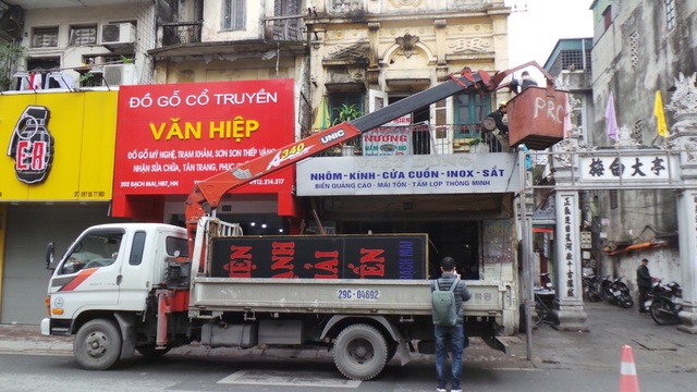 Hà Nội ra quân, người lấn chiếm vỉa hè nháo nhào chạy hàng - 6
Phường Cầu Dền (Hai Bà Trưng) điều động xe cẩu để tháo dỡ bảng biển trên cao vi phạm.