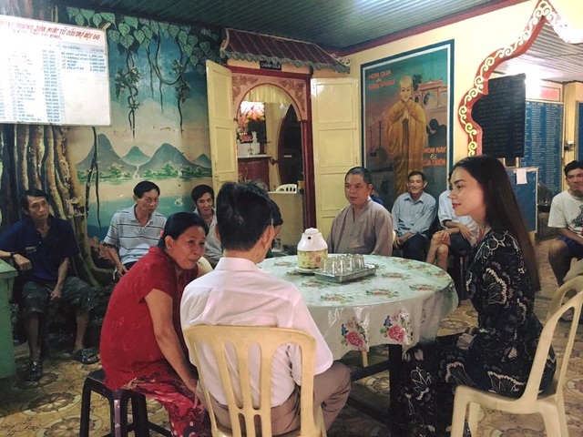 Sao Việt làm gì trong 3 ngày Tết Đinh Dậu? - 2
Trên trang cá nhân, Hồ Ngọc Hà viết: “ Ngày 30... ghé thăm ngôi chùa, ở đó có nhiều nghệ sĩ bơ vơ khi về già. Cũng chẳng biết sao tự nhiên trong lòng vừa thương, vừa buồn và cũng vừa lo... đời chẳng ai nói trước điều gì. Hứa với các cô chú mỗi tháng để con lo phần ăn uống, mọi người không phải ăn cơm hộp nữa đâu nha... cùng chuẩn bị đón giao thừa nào!”.