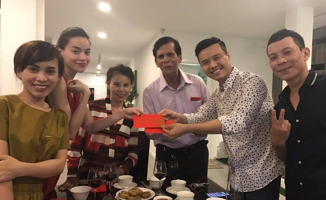 Sao Việt làm gì trong 3 ngày Tết Đinh Dậu? - 4 “Như mọi năm lúc nào giao thừa xong cũng có người hợp tuổi xông đất...Năm nay có anh chàng đẹp trai hiền lành chăm chỉ Lâm Thành Kim (quản lý Dương Triệu Vũ, Bảo Anh – PV). Chúc cả đại gia đình facebook năm mới sức khỏe bình an hạnh phúc nhé!, Hồ Ngọc Hà chia sẻ trên trang cá nhân.