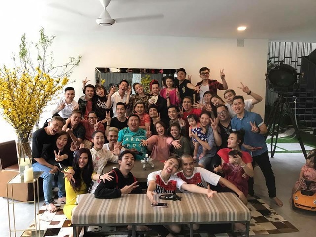 Sao Việt làm gì trong 3 ngày Tết Đinh Dậu? - 5 Vào những ngày đầu năm, Hồ Ngọc Hà thường dành thời gian vui chơi tại nhà cùng bạn bè thân và ê-kíp. Sau đó cô sẽ lên đường đi du lịch cùng cả gia đình ở các nước Châu Âu.