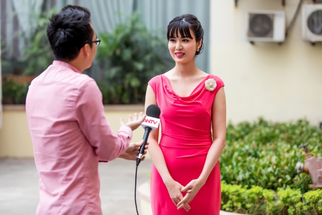 Hoa hậu Thu Thuỷ đẹp rực rỡ trong vai trò MC Thời sự - 7 Chụp ảnh kỷ niệm cùng đồng nghiệp và trả lời phỏng vấn sau khi hoàn thành dẫn bản tin.