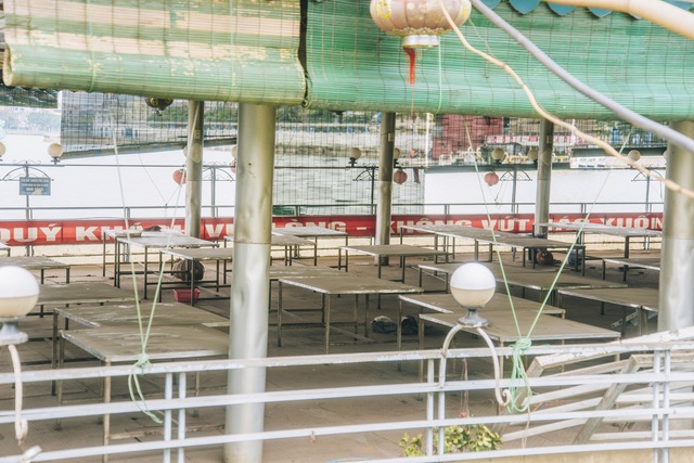 Tận mắt những du thuyền bạc tỷ hoang tàn ven hồ Tây - 13
Toàn bộ bàn ghế, thiết bị trên du thuyền phủ lớp bụi dày.