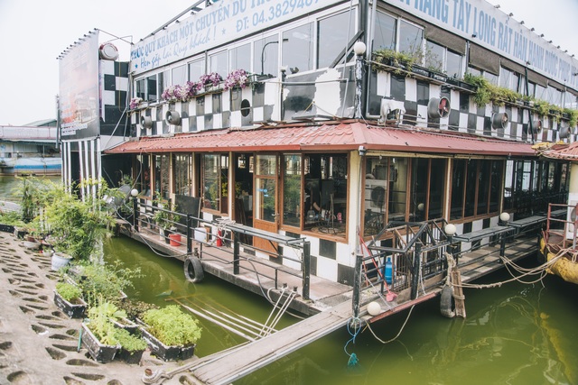 Tận mắt những du thuyền bạc tỷ hoang tàn ven hồ Tây - 9
Tại bãi tập kết, chỉ riêng du thuyền này có người trông giữ.
