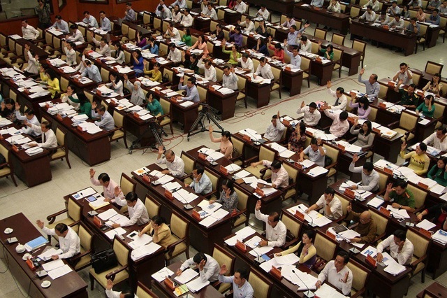 TPHCM chi hàng trăm tỷ đồng động viên cán bộ nghỉ hưu sớm - 1 Đại biểu HĐND TPHCM thông qua tờ về chế độ hỗ trợ cán bộ nghỉ hưu trước tuổi