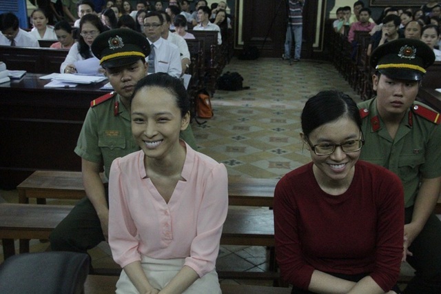 Hoa hậu Phương Nga được tại ngoại, điều tra lại vụ án - 1
Hai bị cáo Trương Hồ Phương Nga và Nguyễn Đức Thùy Dung không ít lần thể hiện tâm lý khá thoải mái trong suốt mấy ngày diễn ra phiên xử.