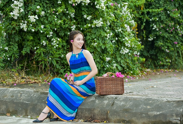 Thiếu nữ tuổi 16 lãng mạn bên giàn hoa giấy nở đẹp - 2 Giàn hoa giấy đang nở rộ này nằm trên con đường Lê Trọng Tấn (Hà Đông, Hà Nội).