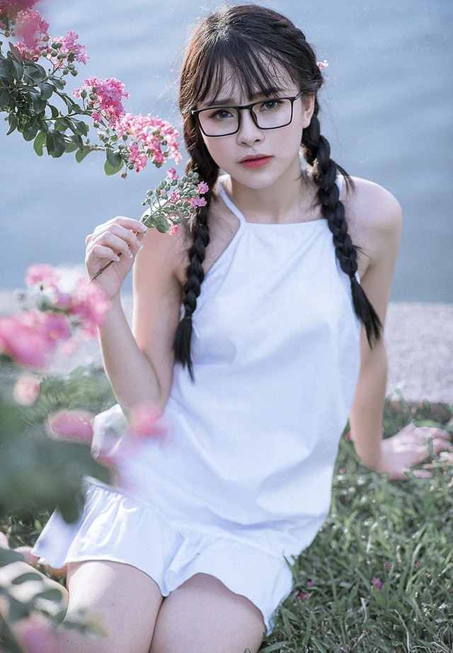 Thiếu nữ Tuyên Quang cuốn hút bên giàn hoa tường vi - 6 Ngoài là người mẫu ảnh, Thảo Trang còn có sở thích ca hát và nhảy.