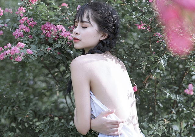 Thiếu nữ Tuyên Quang cuốn hút bên giàn hoa tường vi - 7 Cùng ngắm những hình ảnh gợi cảm của Thảo Trang bên giàn hoa tường vi do nhiếp ảnh Châu Nguyễn Jr thực hiện.