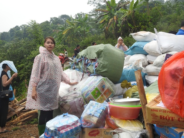 Hoa hậu Biển vượt đường núi nguy hiểm hỗ trợ người dân sau cơn lũ - 4 Trước đó, chiều ngày 18/10, Hoa hậu Biển Phạm Thùy Trang và gia đình cũng đã vào xóm Khanh, xã Phú Cường, Tân Lạc, Hòa Bình tặng quà cho các gia đình bị thiệt hại về người và tài sản trong trận lở Thác Khanh tại xóm Khanh, xã Phú Cường.