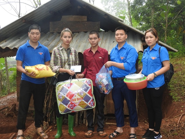 Hoa hậu Biển vượt đường núi nguy hiểm hỗ trợ người dân sau cơn lũ - 9 Cùng với Hoa hậu Biển, Chi đoàn Thanh niên Văn phòng Tỉnh ủy cũng cùng tham gia thăm hỏi hỗ trợ nhiều nhu yếu phẩm cần thiết cho các gia đình như xoong nồi, bát đĩa, quần áo, sách vở cho đến xà phòng, thuốc đánh răng, dầu ăn, nước mắm, bởi những nhu yếu phẩm này các gia đình đã bị lũ dữ cuốn trôi hết.