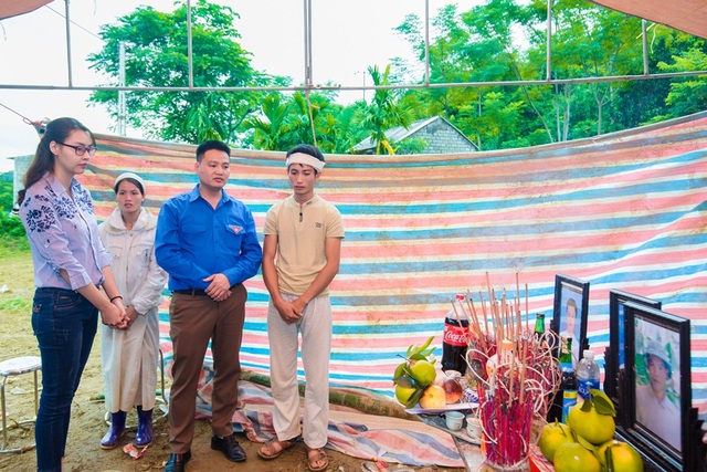 Hoa hậu Biển vượt đường núi nguy hiểm hỗ trợ người dân sau cơn lũ - 7 Cô thắp hương cho những người xấu số.