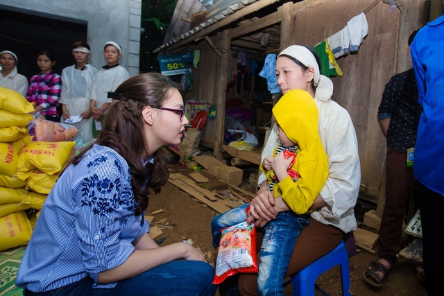 Hoa hậu Biển vượt đường núi nguy hiểm hỗ trợ người dân sau cơn lũ - 8 Chia buồn và hỏi thăm những gia đình có người bị nạn.