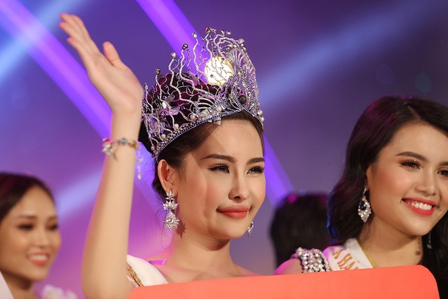 Hoa hậu Đại dương 2014 Đặng Thu Thảo xác nhận muốn trả danh hiệu - 2 Tân Hoa hậu Đại dương 2017 vấp phải tranh luận gay gắt ngay khi đăng quang bởi cô chưa thuyết phục được số đông từ nhan sắc đến ứng xử.