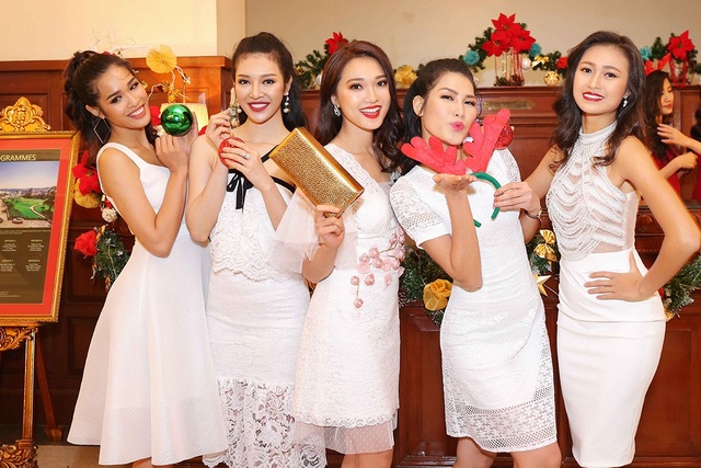 Thí sinh Hoa hậu Hoàn Vũ Việt nam lung linh trong bộ ảnh đón chào Giáng sinh và năm mới - 3 Các thí sinh vô cùng hào hứng thực hiện bộ ảnh đặc biệt cho dịp Giáng sinh và năm mới dù lịch trình làm việc hiện tại khá bận rộn.