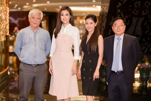 Đỗ Mỹ Linh được "nhắn nhủ" trước ngày lên đường dự thi Miss World - 1 Hoa hậu Đỗ Mỹ Linh cùng đại diện BGK và BTC.