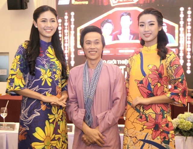 Hoài Linh lần đầu xuất hiện tươi tắn sau khi ra viện - 3 NSƯT Hoài Linh chụp ảnh cùng hoa hậu Mỹ Linh và Á hậu Thanh Tú