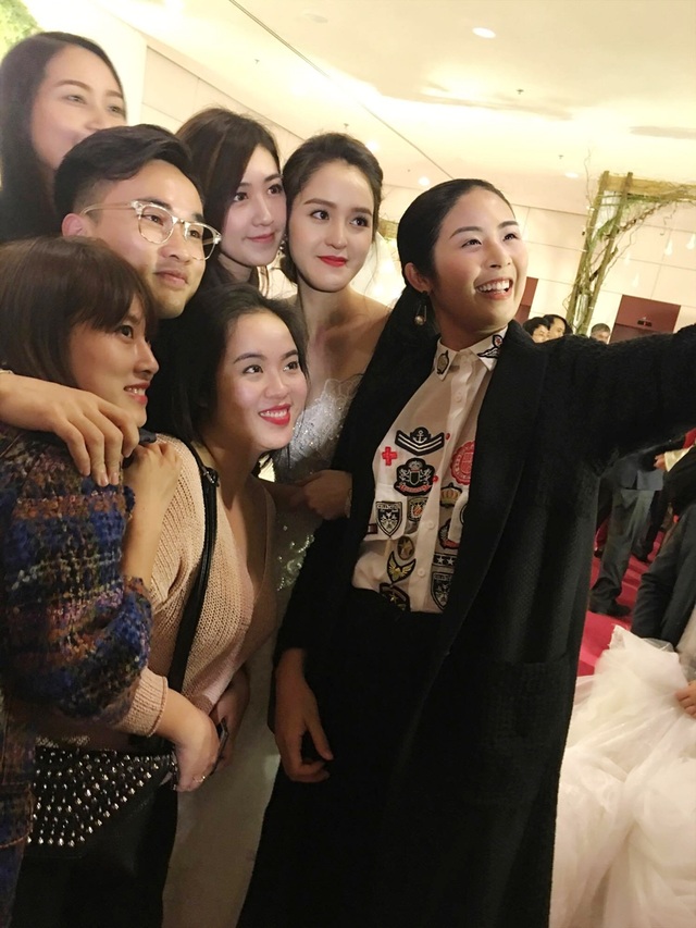 Lộ diện vị hôn phu điển trai của Á hậu Hoàng Anh - 13 Hoa hậu Ngọc Hân, Á hậu Tú Anh, NTK Hà Duy... đến chúc mừng Á hậu Hoàng Anh. Những người bạn thân thiết cùng nhau selfie.