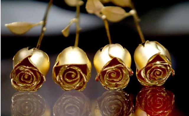 Quà tặng 8/3: Đại gia Hà Thành chi hàng trăm triệu mua tranh mạ vàng tặng chị em - 1 Nhiều người không ngại chi cả chục triệu đồng để mua hoa hồng mạ vàng tặng nhân dịp 8/3.