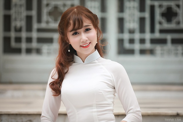 Hoa khôi trường Dược đẹp tinh khôi ngày chia tay mái trường - 1 Phạm Thị Duyên quê ở Thái Bình, năm nay 22 tuổi. Cô là sinh viên năm cuối Đại học Dược Hà Nội. Năm 2014, Duyên tham gia cuộc thi Sinh viên thanh lịch của trường và giành danh hiệu Hoa khôi Đại học Dược.