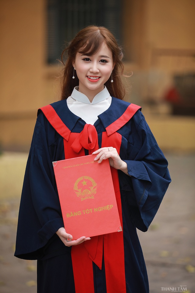 Hoa khôi trường Dược đẹp tinh khôi ngày chia tay mái trường - 2 Tháng 6 tới, Duyên sẽ tốt nghiệp đại học. Cô vừa chụp ảnh lưu niệm cùng các bạn nhân dịp đáng nhớ này.