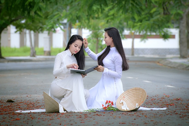 Mùa hoa phượng vĩ ở thành phố mang tên Bác - 3 Hiện nay, tuy việc mặc áo dài đi học không còn là bắt buộc, các nữ sinh vẫn dành tình cảm yêu mến cho trang phục truyền thống này.