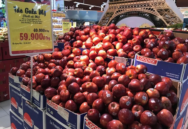 Táo Úc, táo Mỹ 40 ngàn đồng/kg: Rẻ như rau chợ, tin được không - 1
Hoa quả nhập khẩu đang được bày bán tràn ngập với giá rẻ chỉ vài chục ngàn đồng/kg