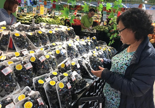 Táo Úc, táo Mỹ 40 ngàn đồng/kg: Rẻ như rau chợ, tin được không - 2
Do giá rẻ nên nhiều người tiêu dùng Việt có thu nhập ở mức trung bình cũng có cơ hội ăn các loại hoa quả nhập khẩu