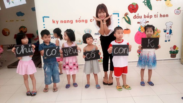 Nghẹn ngào tình cảnh nữ sinh sắp trở thành cô giáo mầm non bị xe cán cụt đôi chân - 2 Hoa đùa vui với các cháu nhỏ khi đi thực tập tại một trường mầm non ở TP Hà Tĩnh cách đây chưa đầy một năm. Nhưng, những hình ảnh trên mãi chỉ còn là kí ức đối với Hoa.