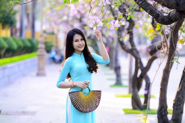 Thiếu nữ Lào khoe sắc trên con đường tím màu hoa ban Hà Nội - 19 Thiếu nữ Lào khoe sắc trên con đường tím màu hoa ban Hà Nội - 19