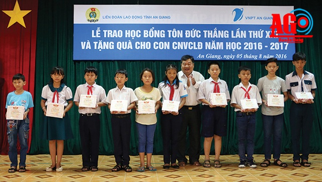 Hết lòng vì sự nghiệp trồng người của vị Chủ tịch Hội Khuyến học - 2
Chủ tịch Hội Khuyến học tỉnh Đặng Hoài Dũng trao học bổng Tôn Đức Thắng cho các em học sinh vượt khó học giỏi (Ảnh: Báo An Giang)