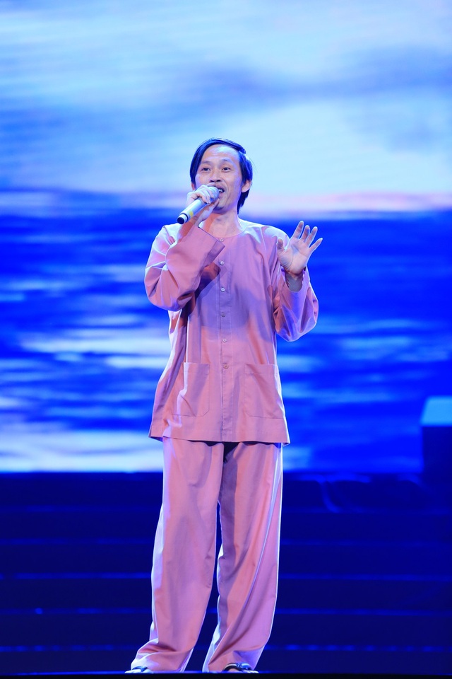 Danh hài Hoài Linh vừa diễn hài, vừa ngạc nhiên khoa giọng hát rất tình trong đêm nhạc Hồ Quang 8.