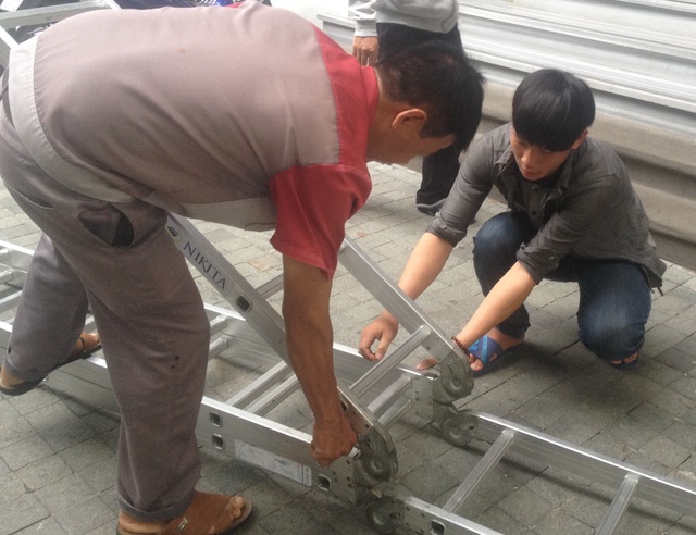 Ông Đoàn Ngọc Hải giúp đỡ 3 anh em mồ côi cả cha lẫn mẹ - 2 Hiện em Nhân đang đi theo các anh để học công việc bảo trì khách sạn, nơi ông Hải giới thiệu vào làm
