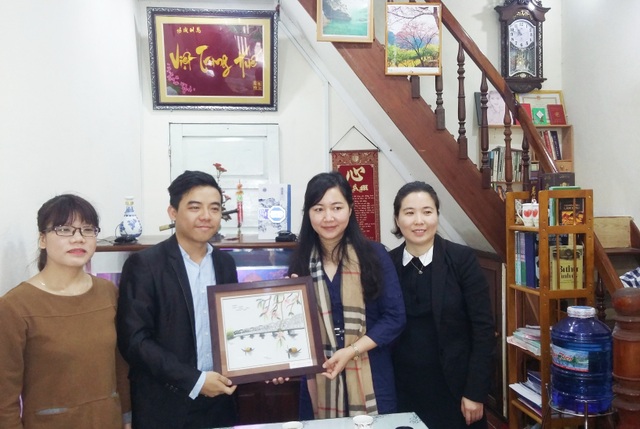 “Chúng tôi đã thành công từ ngôi trường này” - 2 Trương Công Lê Hoàng, Giám đốc Công ty TNHH DV DL Việt Trung (thứ 2 từ trái sang) tiếp đoàn lãnh đạo trường Đại học Công nghệ Hoa Nam Quảng Châu thăm và làm việc tại công ty