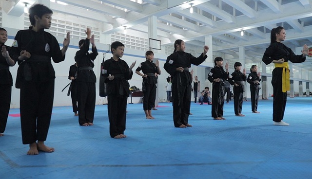 Nữ sinh phòng cháy chữa cháy xinh đẹp dạy võ cho trẻ em lang thang - 4 Nữ sinh phòng cháy chữa cháy xinh đẹp dạy võ cho trẻ em lang thang - 4