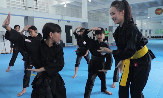 Nữ sinh phòng cháy chữa cháy xinh đẹp dạy võ cho trẻ em lang thang - 3 Nữ sinh phòng cháy chữa cháy xinh đẹp dạy võ cho trẻ em lang thang - 3