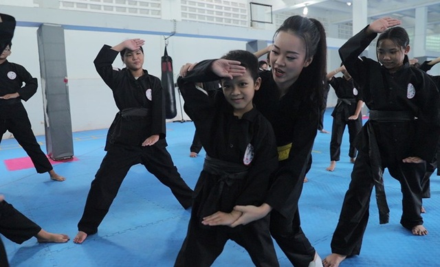 Nữ sinh phòng cháy chữa cháy xinh đẹp dạy võ cho trẻ em lang thang - 2 Nữ sinh phòng cháy chữa cháy xinh đẹp dạy võ cho trẻ em lang thang - 2