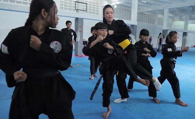Nữ sinh phòng cháy chữa cháy xinh đẹp dạy võ cho trẻ em lang thang - 1 Hình ảnh Hải Thu trong lớp dạy võ dành cho trẻ em