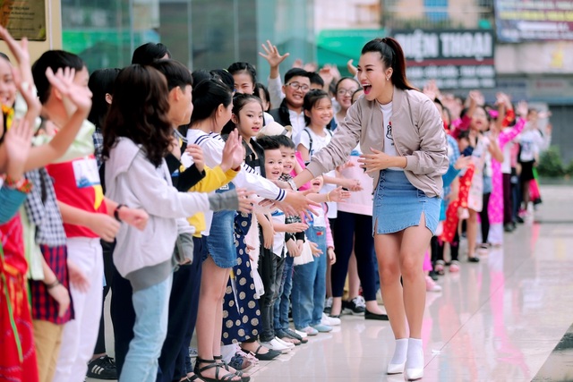 Á hậu Hoàng Oanh thấy mình "trẻ gần chục tuổi" khi dẫn Vietnam Idol Kids - 10 Á hậu Hoàng Oanh thấy mình "trẻ gần chục tuổi" khi dẫn Vietnam Idol Kids - 10