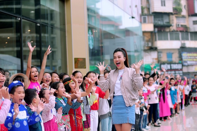 Á hậu Hoàng Oanh thấy mình "trẻ gần chục tuổi" khi dẫn Vietnam Idol Kids - 9 Á hậu Hoàng Oanh thấy mình "trẻ gần chục tuổi" khi dẫn Vietnam Idol Kids - 9