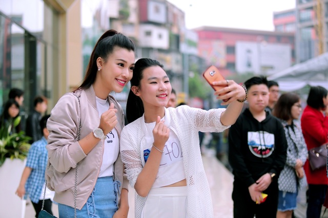 Á hậu Hoàng Oanh thấy mình "trẻ gần chục tuổi" khi dẫn Vietnam Idol Kids - 7 Á hậu Hoàng Oanh thấy mình "trẻ gần chục tuổi" khi dẫn Vietnam Idol Kids - 7