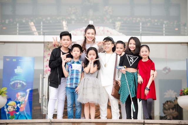 Á hậu Hoàng Oanh thấy mình "trẻ gần chục tuổi" khi dẫn Vietnam Idol Kids - 2 Á hậu Hoàng Oanh thấy mình "trẻ gần chục tuổi" khi dẫn Vietnam Idol Kids - 2