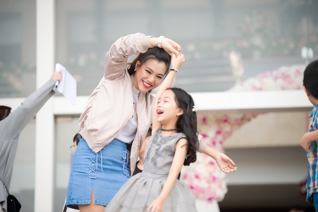 Á hậu Hoàng Oanh thấy mình "trẻ gần chục tuổi" khi dẫn Vietnam Idol Kids - 3 Á hậu Hoàng Oanh thấy mình "trẻ gần chục tuổi" khi dẫn Vietnam Idol Kids - 3