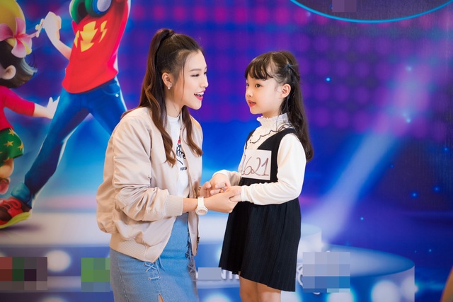 Á hậu Hoàng Oanh thấy mình "trẻ gần chục tuổi" khi dẫn Vietnam Idol Kids - 4 Á hậu Hoàng Oanh thấy mình "trẻ gần chục tuổi" khi dẫn Vietnam Idol Kids - 4