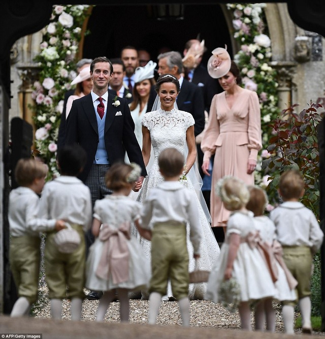 Hoàng tử, Công chúa Anh dễ thương trong đám cưới dì - 4
Cô dâu Pippa Middleton và chú rể James Matthews ngắm nhìn dàn phù dâu, phù rể trong đám cưới