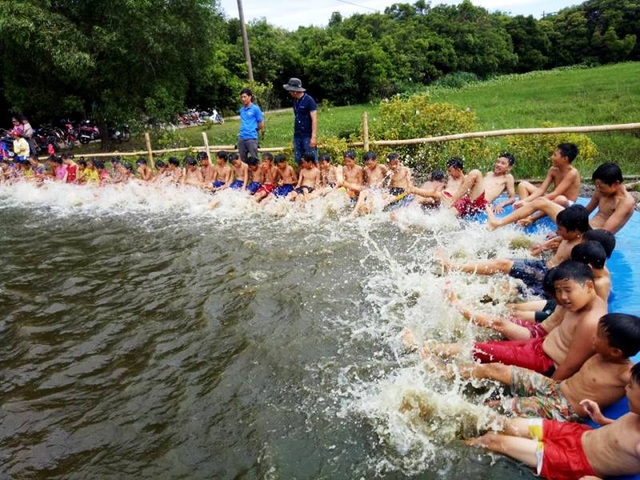 Ngăn kênh thủy lợi dạy bơi cho học sinh vùng lũ - 2 Các em học sinh được học bơi tại một đoạn kênh thủy lợi (Ảnh: TNTG)