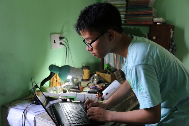 Sáng 13/5, nam sinh Quảng Trị dự thi khoa học quốc tế tại Mỹ được phỏng vấn visa lần 3 - 1 Huy chỉnh sửa các thông số cho sản phẩm Cánh tay robot cho người khuyết tật