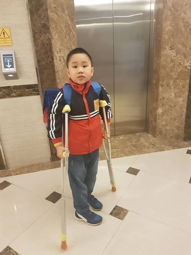 Học sinh gãy chân ở Trường Nam Trung Yên ngày đầu trở lại lớp - 2 Cháu Kiên rất háo hức trong ngày đầu tiên trở lại trường sau gần 3 tháng chữa trị chân