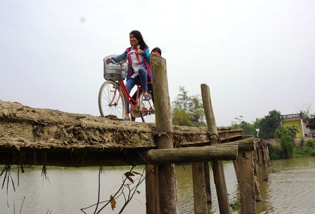 “Đánh cược” mạng sống trên cây cầu gần 40 năm tuổi - 7 Không chỉ người dân mà cả học sinh cũng phải liều mình qua cầu đến trương