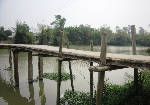 “Đánh cược” mạng sống trên cây cầu gần 40 năm tuổi - 1 Cầu Hợp Giang bắc qua sông Lý, huyện Quảng Xương, Thanh Hóa